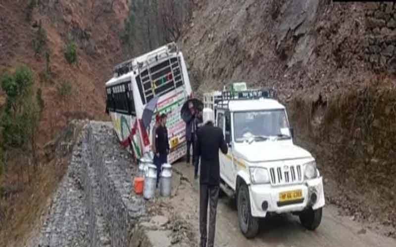 Big accident averted, the bus narrowly escaped falling into the ditch, so many passengers were on board at the time of the accident
