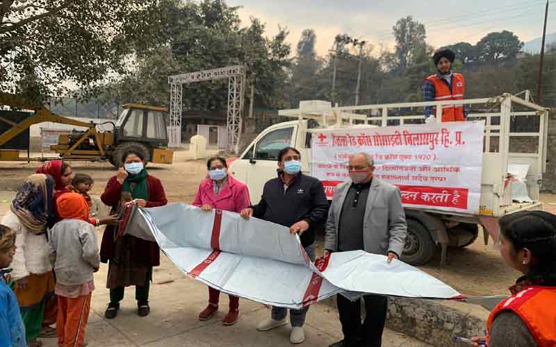 जिला में जरूरतमंदों को सर्दी से बचाने के लिए वितरित किए जा रहे कंबल
