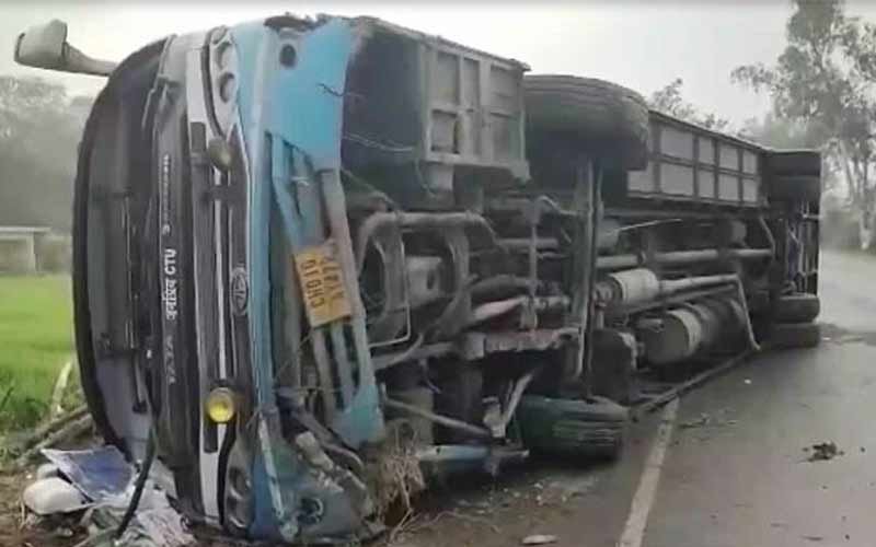 Bus overturned on Chandigarh-Dharamshala highway, 3 passengers in the accident.