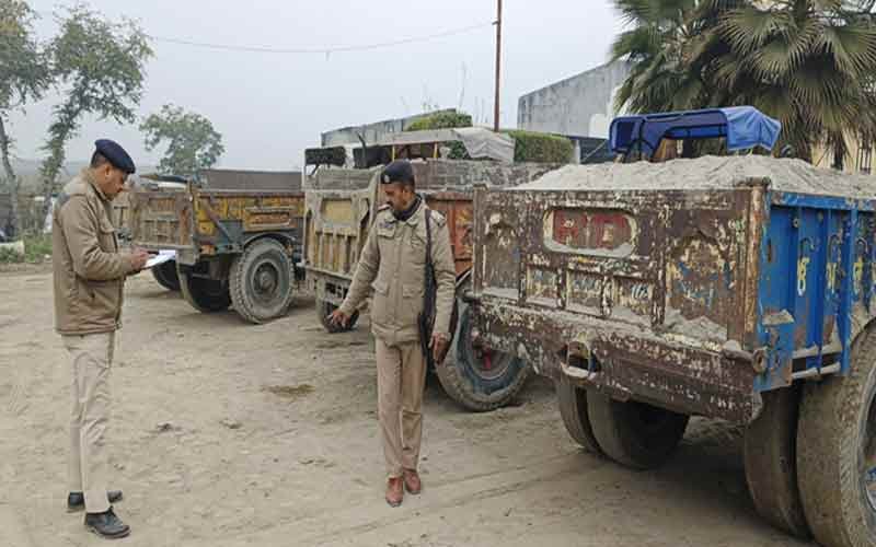 District Police crackdown on mining mafia, 11 vehicles seized