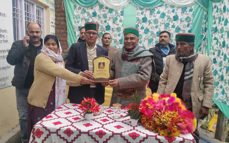 देसी नस्ल के दुधारू पशु पालें किसान- किशोरी लाल