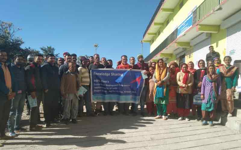 किसानों को गड्ढे खुदान और पौध रोपण की विधियों के बारे में दिया प्रशिक्षण