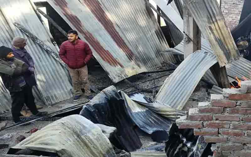 फॉरवर्डिंग स्टोर चढ़ा आग की भेंट, कार्टन सहित बाइक जलकर राख