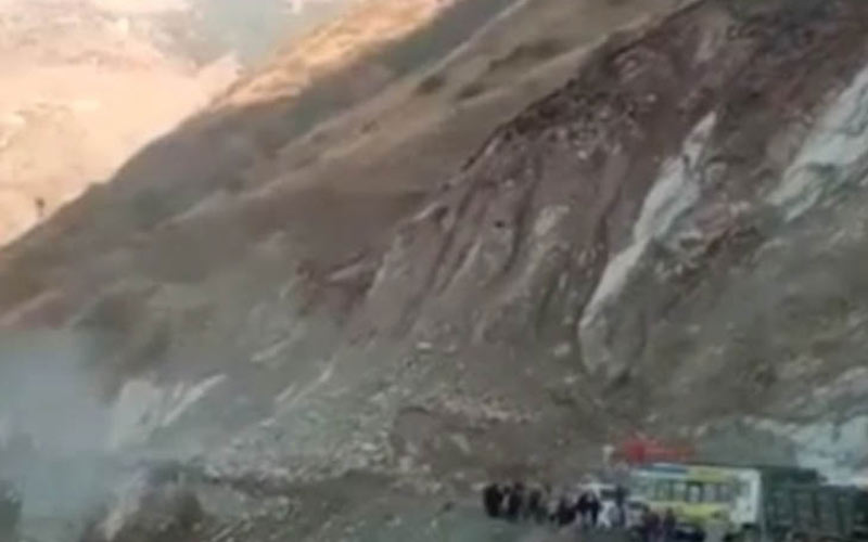 एनएच-707 पर भारी भूस्खलन, करीब 3 घंटे तक फंसे रहे वाहन