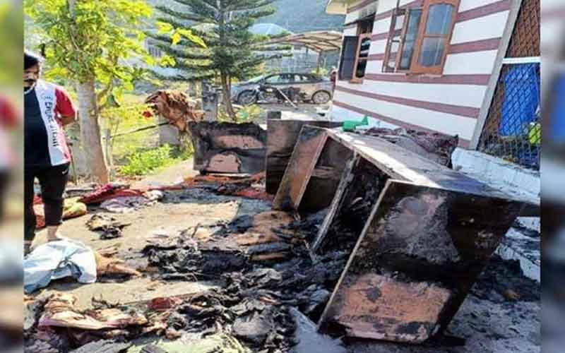 मकान चढ़ा आग की भेंट, बेघर हुआ परिवार