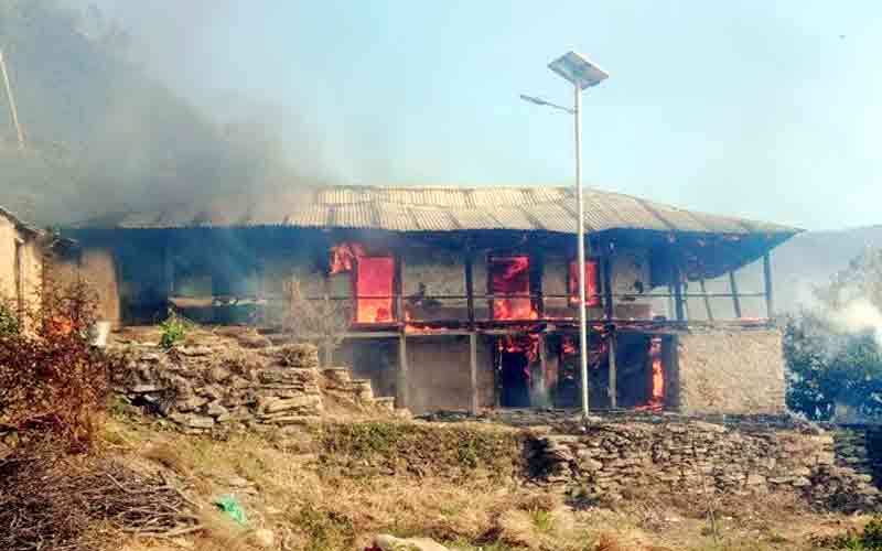 जंगल में भड़की आग से सुलगा घर, बेघर हुआ परिवार