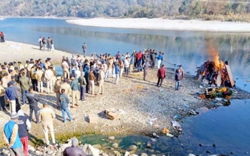 पंचतत्व में विलीन हुए कमांडेंट (आईपीएस) एसआर राणा, राजकीय सम्मान के साथ हुआ अंतिम संस्कार