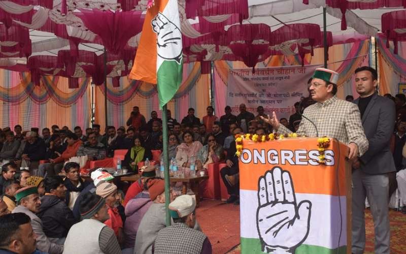 पारम्परिक वाद्ययंत्रों के साथ उद्योग मंत्री हर्षवर्धन चौहान का शिलाई में हुआ स्वागत