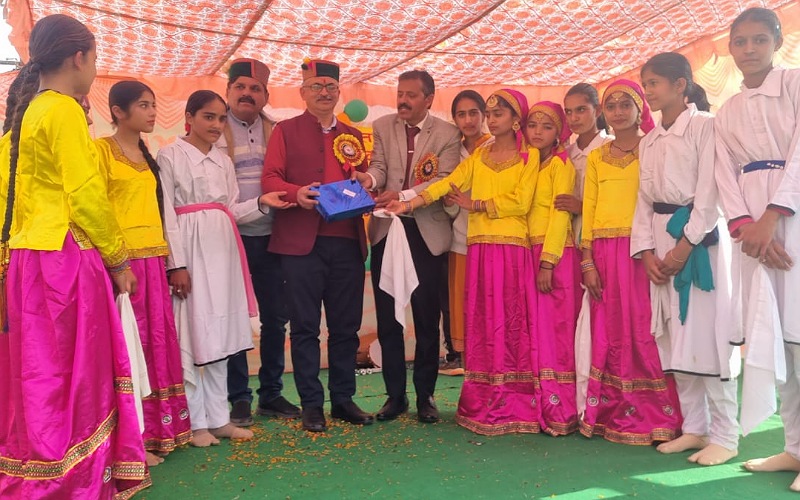 क्यारी स्कूल के मेधावियों पर बरसे इनाम, धूमधाम से मनाया वार्षिक पारितोषिक वितरण समारोह