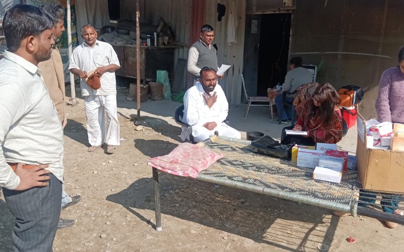 पलहोड़ी में निशुल्क जांच शिविर का आयोजन, लोगों को स्वास्थ्य संबंधित दी जानकारी