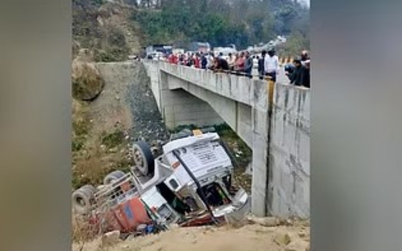 अनियंत्रित होकर खड्ड में गिरा सीमेंट से लदा ट्रक, चालक समेत तीन लोग…