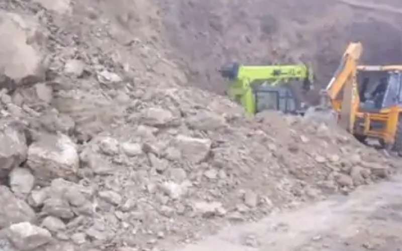 भूस्खलन से एनएच-707 बंद, मलबे के नीचे दबी हाइड्रा मशीन