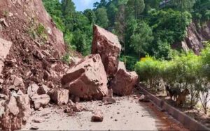 Landslide-on-Kullu-Mandi-Na.jpg