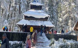 Large-number-of-tourists-in