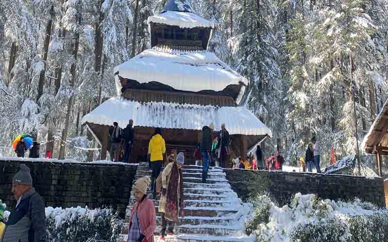 Large-number-of-tourists-in