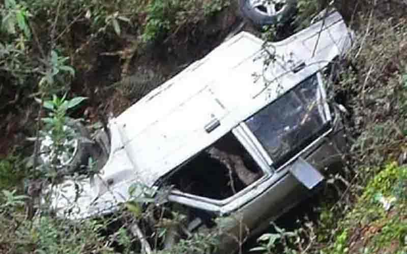 गाड़ी के दुर्घटनाग्रस्त होने से व्यक्ति गंभीर घायल, अस्पताल में चल रहा उपचार