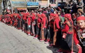 More than 900 women perform Mahanati on Malroad on the second day of Manali Winter Carnival