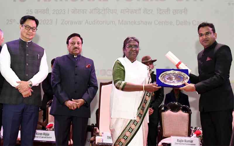 डीसी कांगड़ा को राष्ट्रीय पुरस्कार, जिला प्रशासन ने चुनावों में बेहतर व्यय निगरानी को बनाई थी ई-कैच ऐप