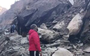 Rocks-fell-on-Pathankot-Cha.jpg
