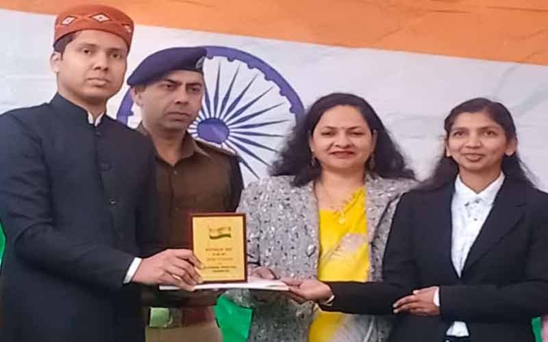 उत्कृष्ट कार्यों के लिए डॉक्टर प्रतिभा सिंह को एसडीएम ने किया सम्मानित