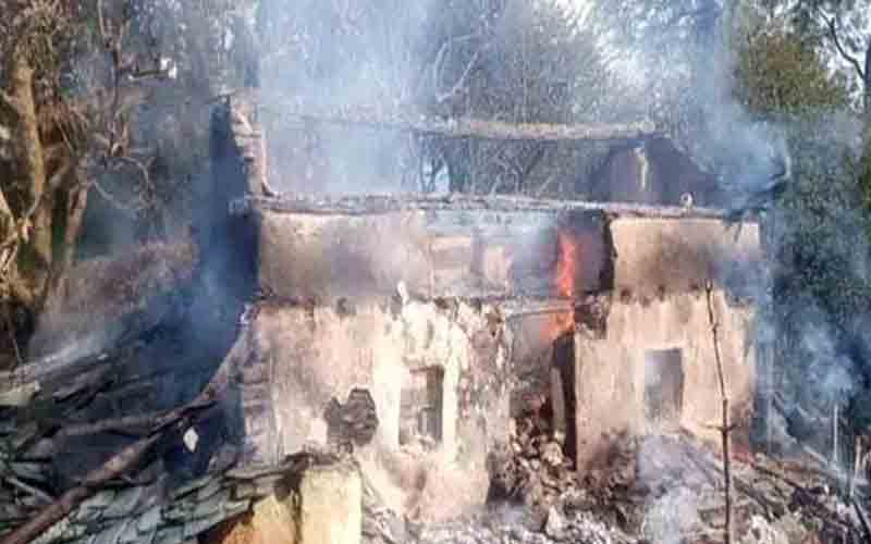 संकट की घड़ी में पड़ोसी बने सहारा, घर में चिंगारी सुलगने से हुए बेघर