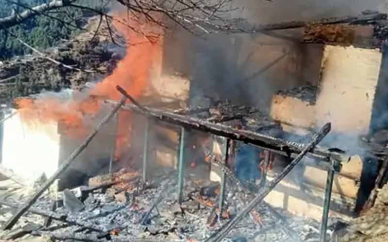 Slateposh storey of 2 brothers caught fire, loss of lakhs