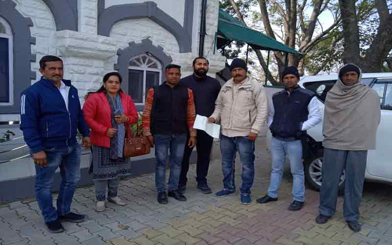 आवारा पशुओं ने तबाह की फसले, ग्रामीणों ने डीसी को सौंपा ज्ञापन