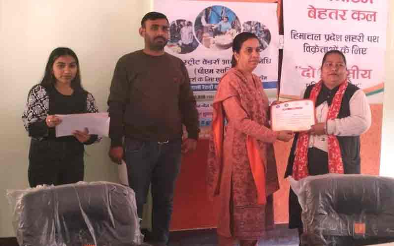 सरकार की योजनाओं का लाभ उठाएं पथ विक्रेता- रूबी कक्कड़