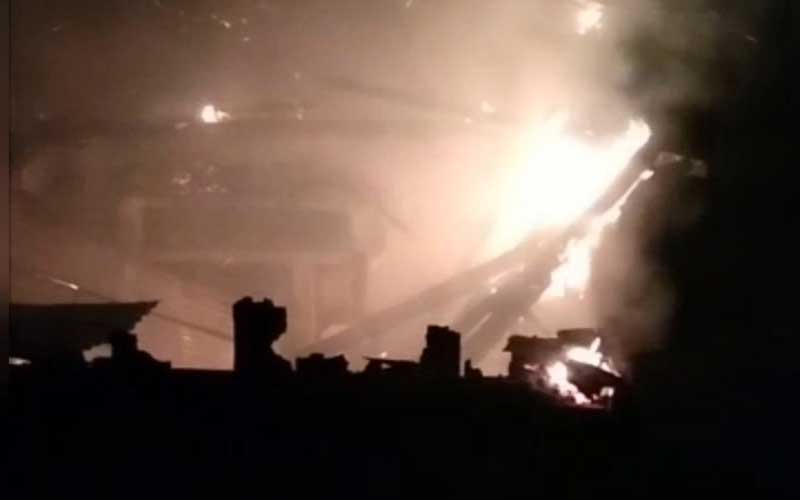 लकड़ी का तीन मंजिला मकान जलकर राख, लाखों रुपए की संपत्ति स्वाह…