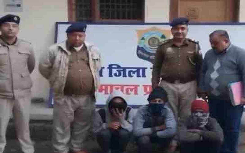 सरिया चोरी करते पकड़े तीन युवक, हिरासत में लिए आरोपी