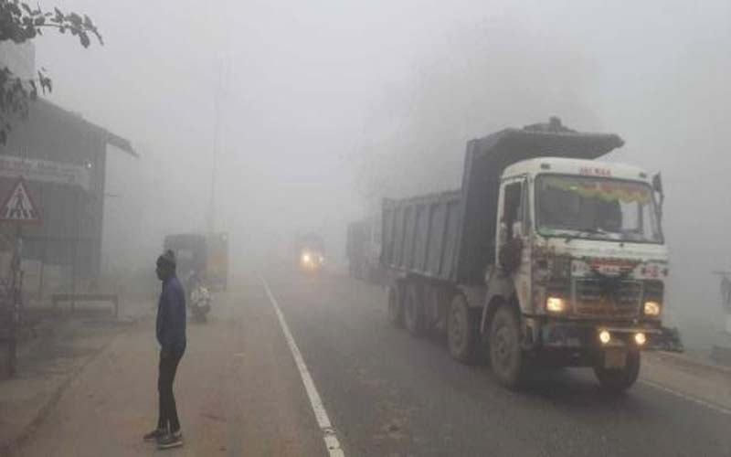 सर्दी और घने कोहरे का सितम कायम, लोगों सहित वाहन चालकों को उठानी पड़ रही परेशानियां