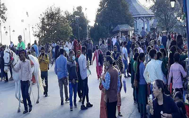 ठंड में सैलानियों की मौज-मस्ती, अब बर्फ का इंतजार…