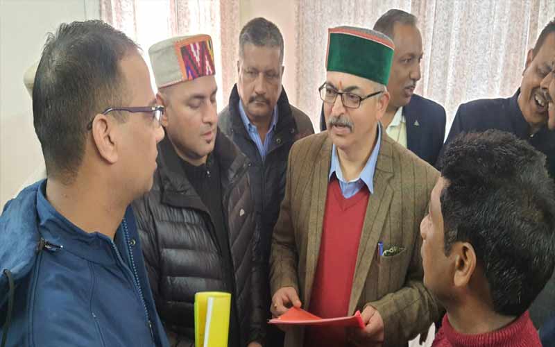 बेरोजगार कला अध्यापक संघ सिरमौर ने अजय सोलंकी को सौंपा ज्ञापन