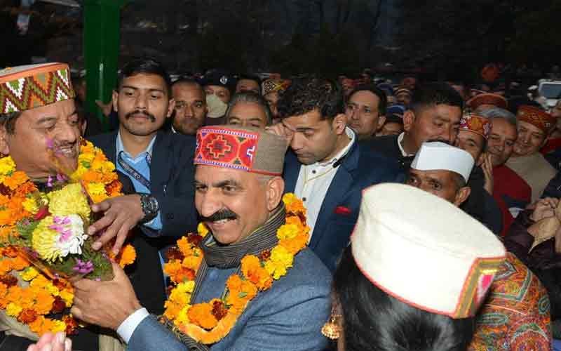 मनाली पहुंचने पर मुख्यमंत्री का गर्मजोशी के साथ स्वागत