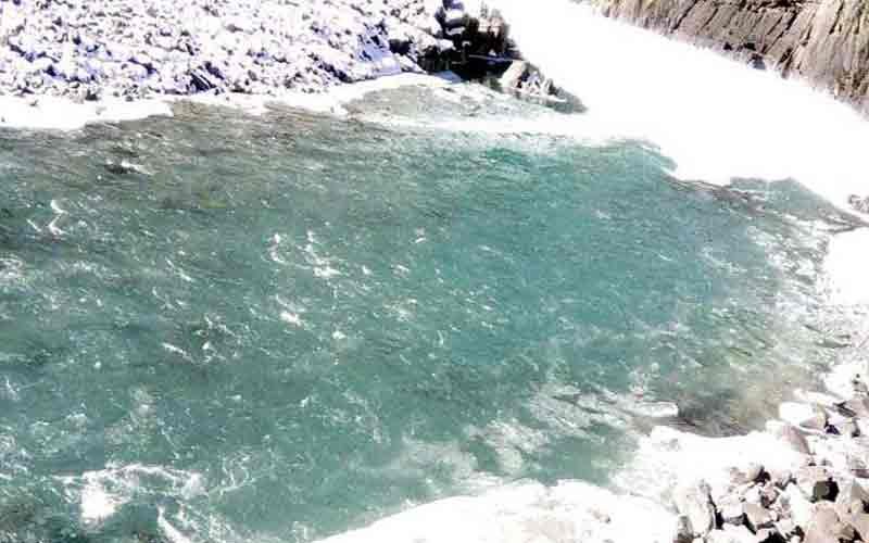 तापमान लुढ़कने से चंद्रभागा नदी सहित जल स्रोत जमे…