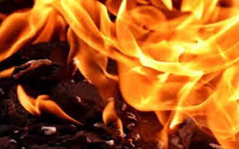 आग की चपेट में आने से बुरी तरह झुलसा व्यक्ति, अस्पताल में तोड़ा दम