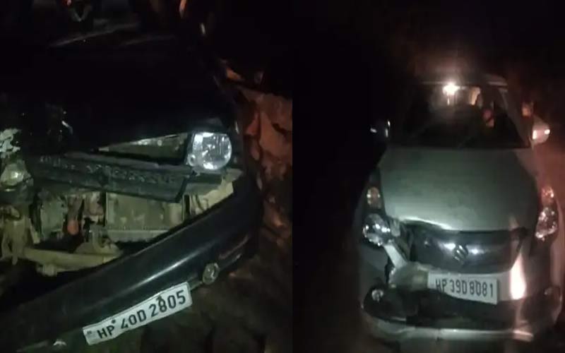 तेज रफ्तार कार ने सड़क किनारे खड़ी गाड़ी को मारी टक्कर, तीन घायल