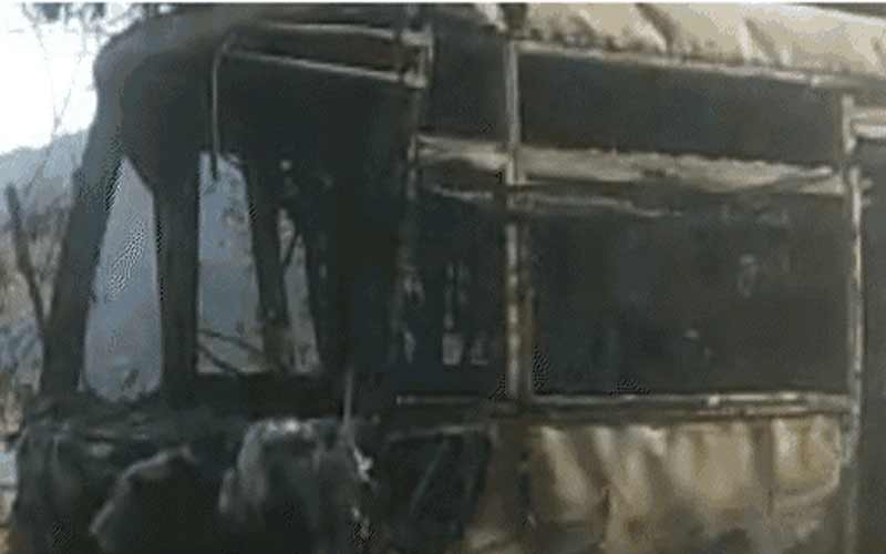 सड़क पर खड़ी स्कूल बस में अचानक लगी आग, अग्निशमन विभाग ने…..