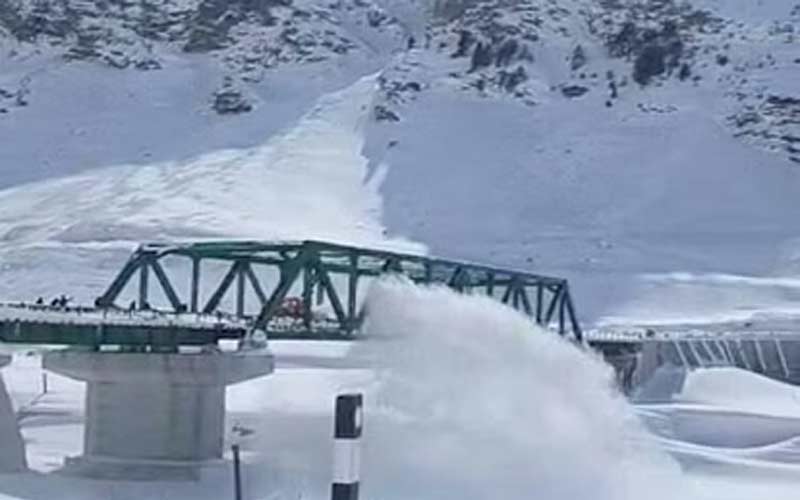 Himachal Weather: हिमाचल में मौसम ने बदली करवट, तेज हवाओं ने बढ़ाई ठिठुरन