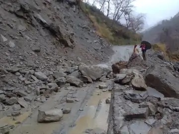 चंबा-तीसा मार्ग पर भूस्खलन, चट्टानें व मलबा गिरने से यातायात ठप