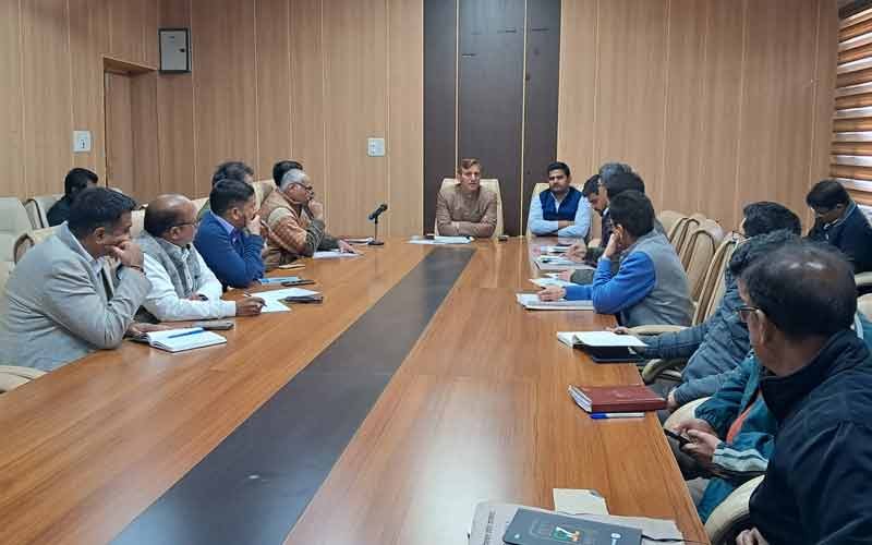 जल्द निपटाएं फारेस्ट क्लीयरेंस मामले, ताकि बाधित न हों विकास कार्य- उपायुक्त