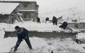 Snowfall-disrupts-life-in-H.jpg
