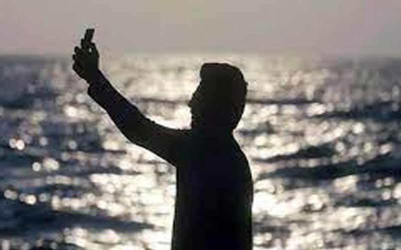 Taking selfie cost a lot to the tourist youth, lost his life
