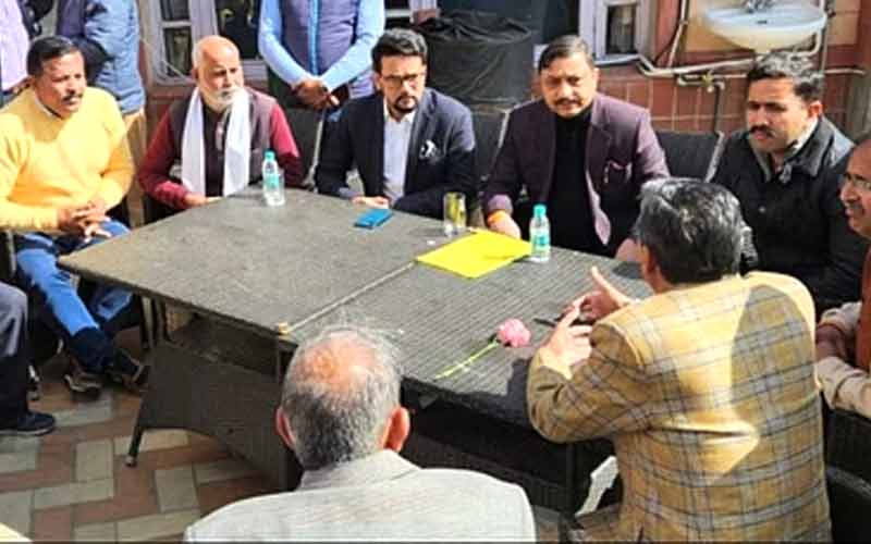केंद्रीय मंत्री से ट्रक ऑपरेटर ने की मुलाकात, सरकार की मध्यस्थता के बावजूद भी नहीं सुलझा सीमेंट विवाद