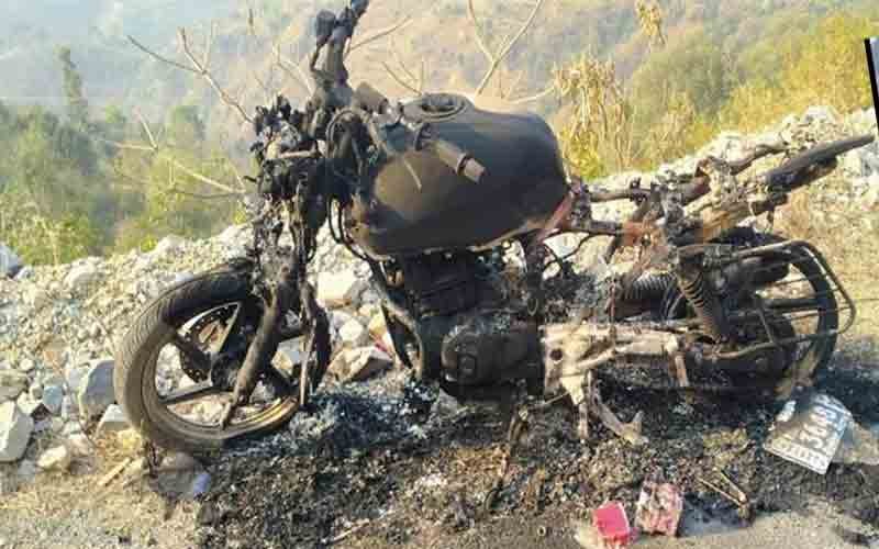 शातिरों ने पहले सड़क किनारे खड़ी बाइक को किया चोरी, फिर लगाई आग