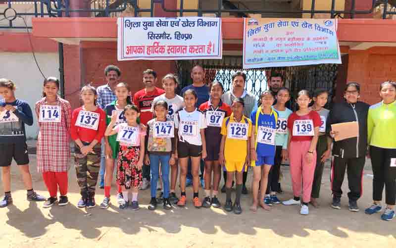 नाहन में आयोजित हुईं लड़के और लड़कियों की दौड़ प्रतियोगिताएं