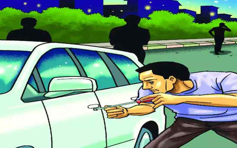 शातिरों ने शादी में गए एक व्यक्ति की कार में रखा लैपटॉप किया चोरी
