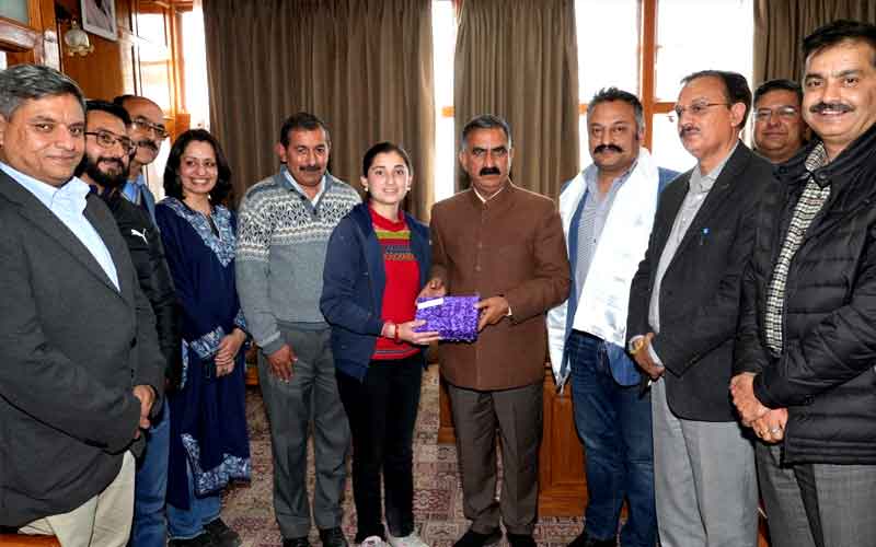 सीएम सुक्खू ने युवा संसद प्रतियोगिता में विजेता आस्था शर्मा को किया सम्मानित