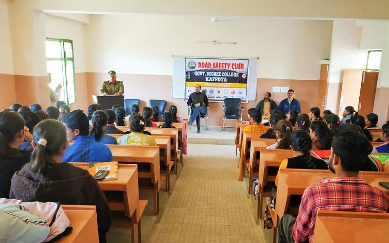 कफोटा में एएसआई वीरेंद्र ठाकुर ने छात्रों को सड़क सुरक्षा व ऑनलाइन ठगी के बारे में दी जानकारी