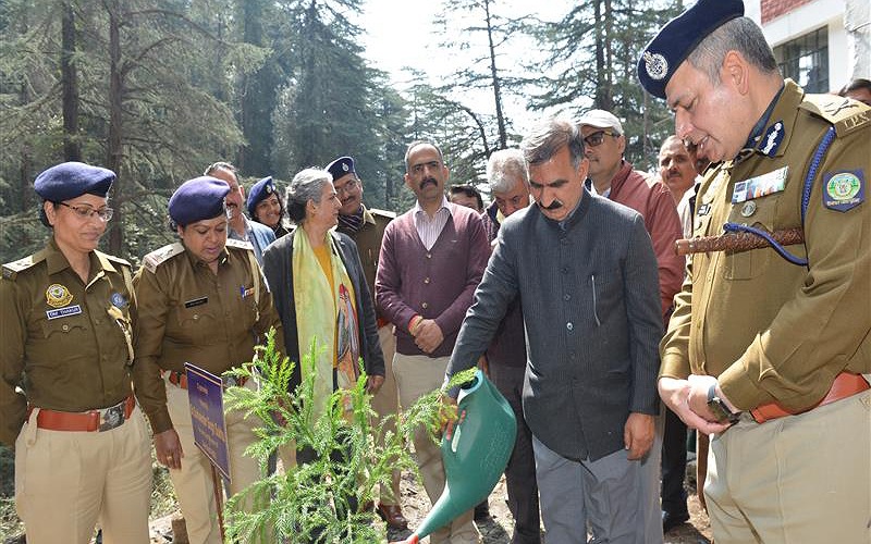 मुख्यमंत्री ने अंतरराष्ट्रीय महिला दिवस के उपलक्ष्य में राज्य सतर्कता ब्यूरो के पौधरोपण अभियान का किया शुभारंभ